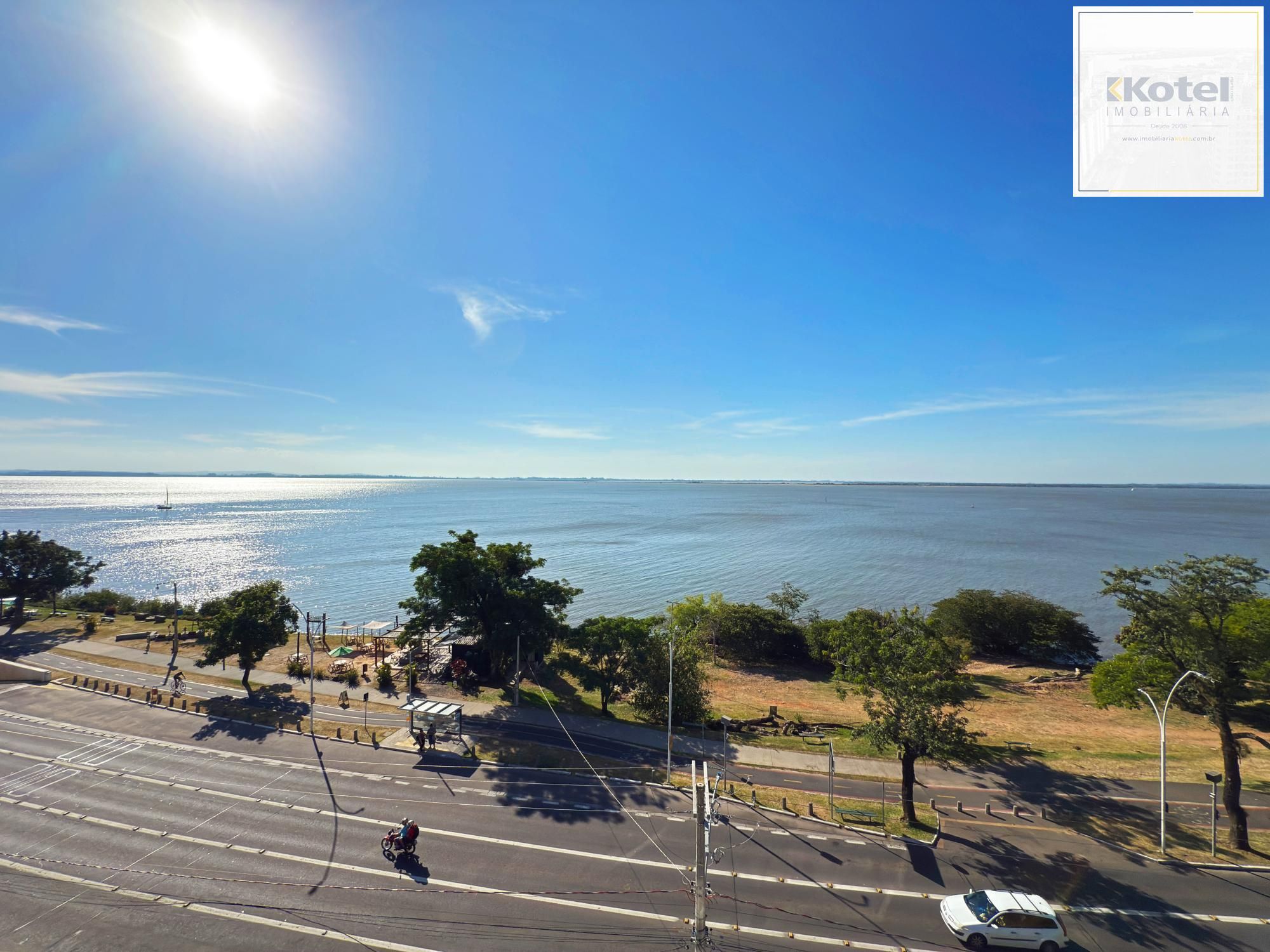 Belíssimo apartamento com 230,6m2, 3 suítes e 4 vagas de garagem. Projeto diferenciado e vista deslumbrante para o pôr do sol do Guaíba. — foto 3