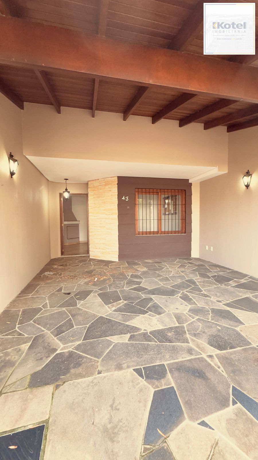 Excelente Residência com 3 dormitórios sendo 2 deles suítes de casal. — foto 3