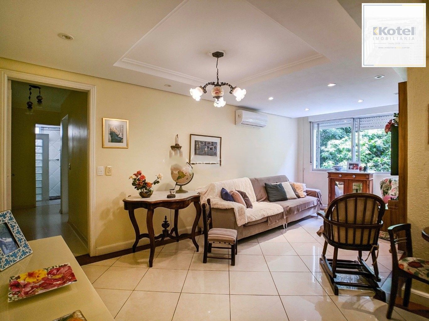 Apartamento à venda no bairro Menino Deus. Localizado em frente ao Parque Marinha do Brasil. O imóvel conta com 2 dormitórios e 1 vaga coberta.