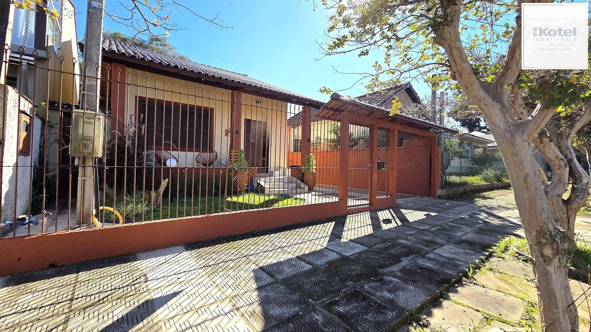 Casa totalmente reformada, com 166m2 de área privativa, 3 dormitórios, sendo 2 suítes e 2 vagas de garagem.