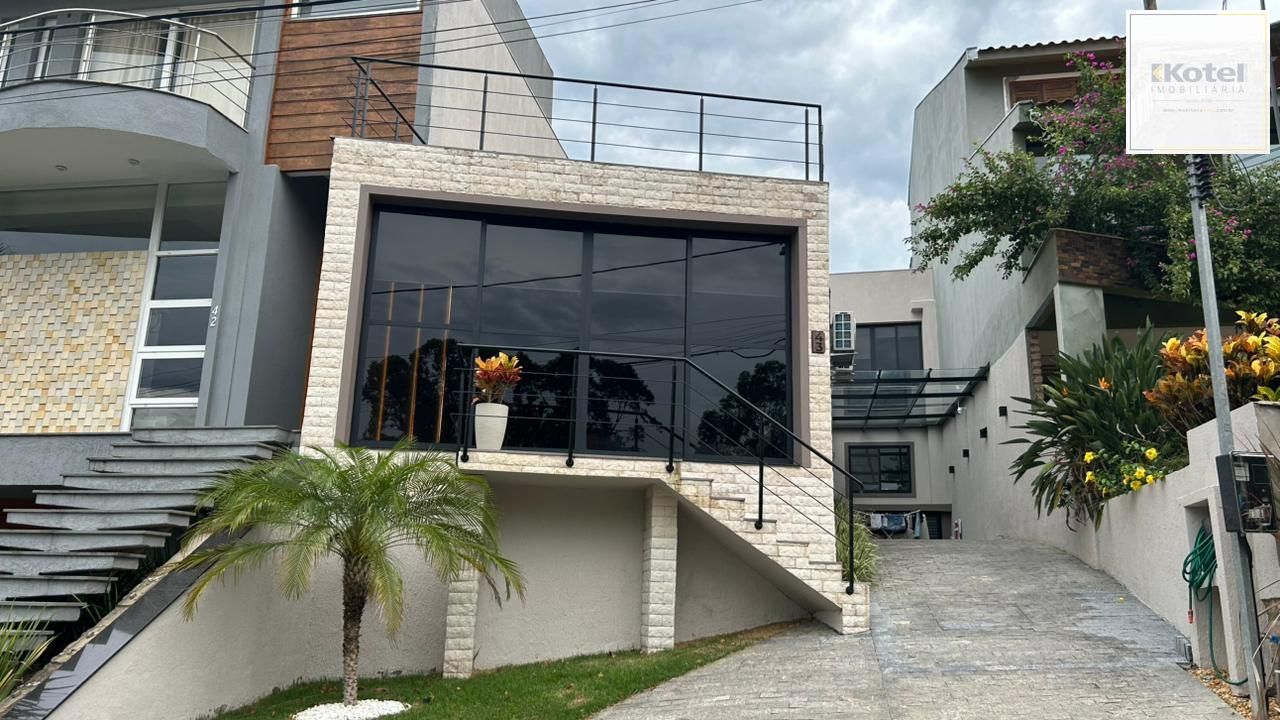 Casa em condomíninio mobiliada, com 3 suítes.