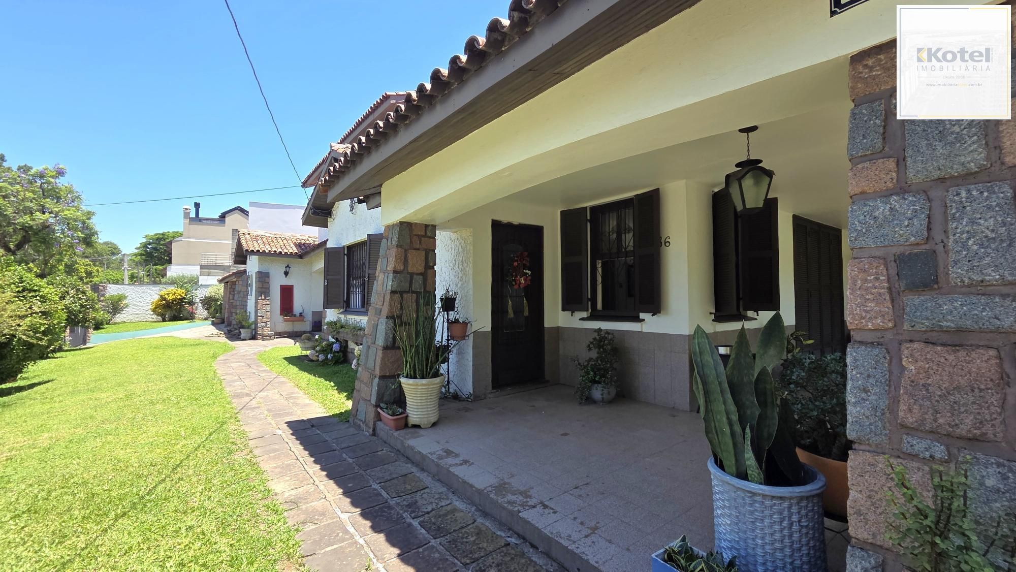 Belíssima casa de esquina, em estilo colonial com 277m2 de área privativa, terreno com 1014m2, 4 dormitórios e 3 suítes. — foto 2