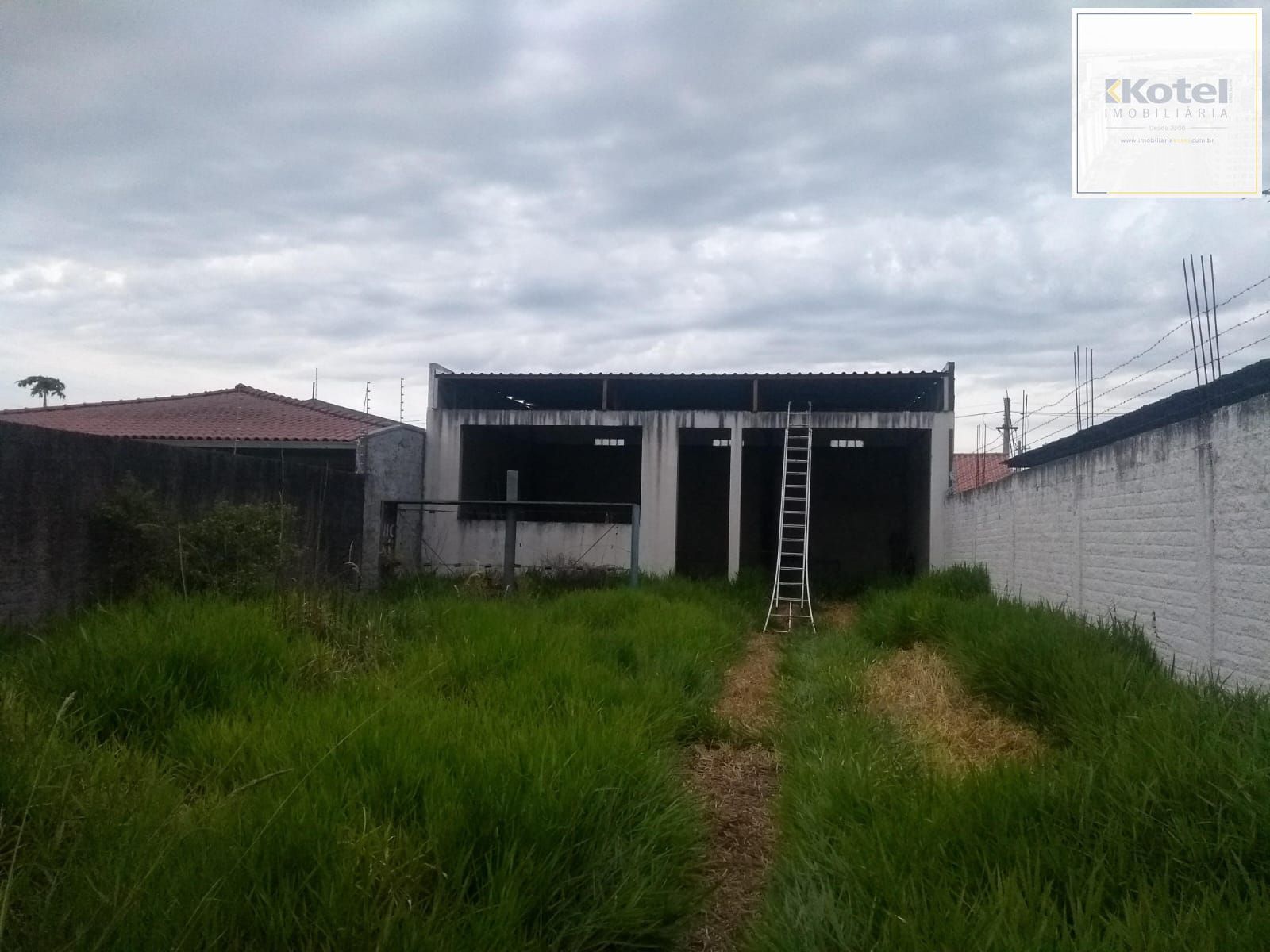 Excelente loja com 80m2 de área contruída, localizada em avenida de grande fluxo. O imóvel conta com terreno de 400 m² (10 x 40 metros).