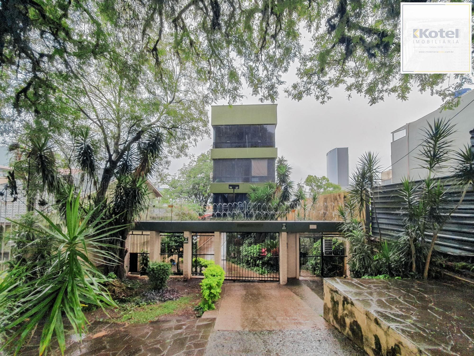 Amplo apartamento de 2 dormitórios, sendo 1 suíte, e uma  ótima dependência de empregada, 3 banheiros, em localização privilegiada no  Bairro Cristal. — foto 2