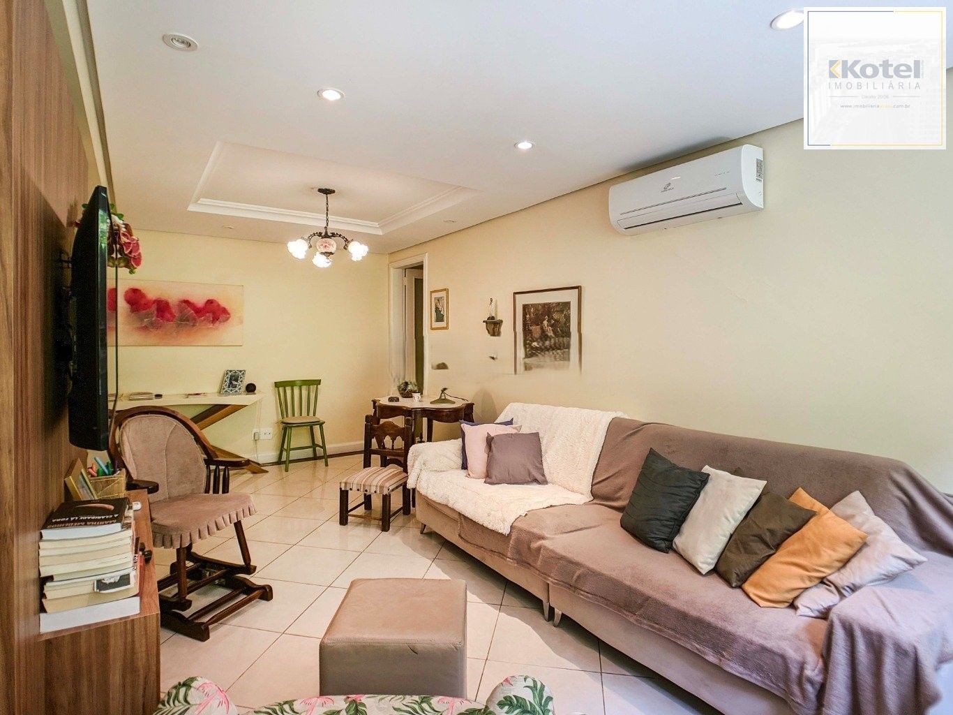Apartamento à venda no bairro Menino Deus. Localizado em frente ao Parque Marinha do Brasil. O imóvel conta com 2 dormitórios e 1 vaga coberta.