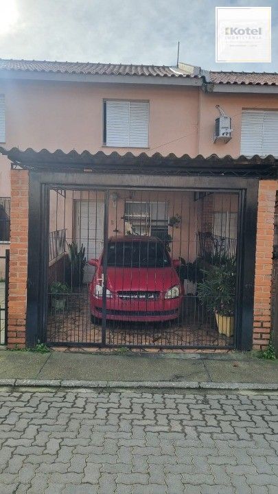 Sobrado em condomínio no bairro Vila Nova com 2 dormitórios, sendo 1 suíte.