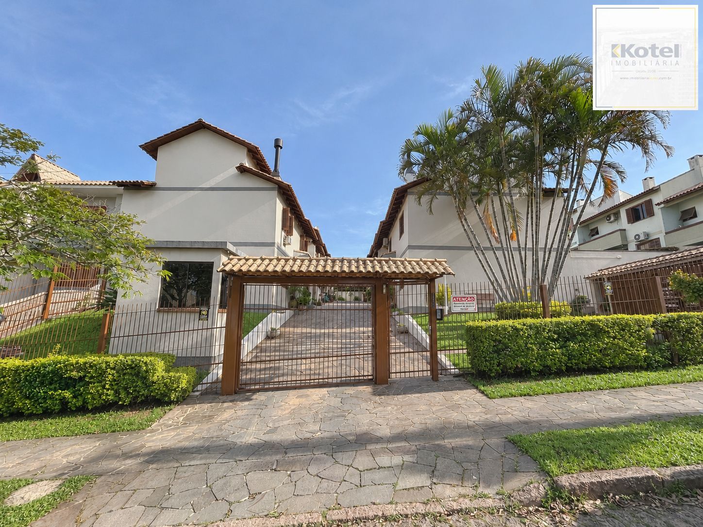 Casa em condomínio com piscina privativa.
