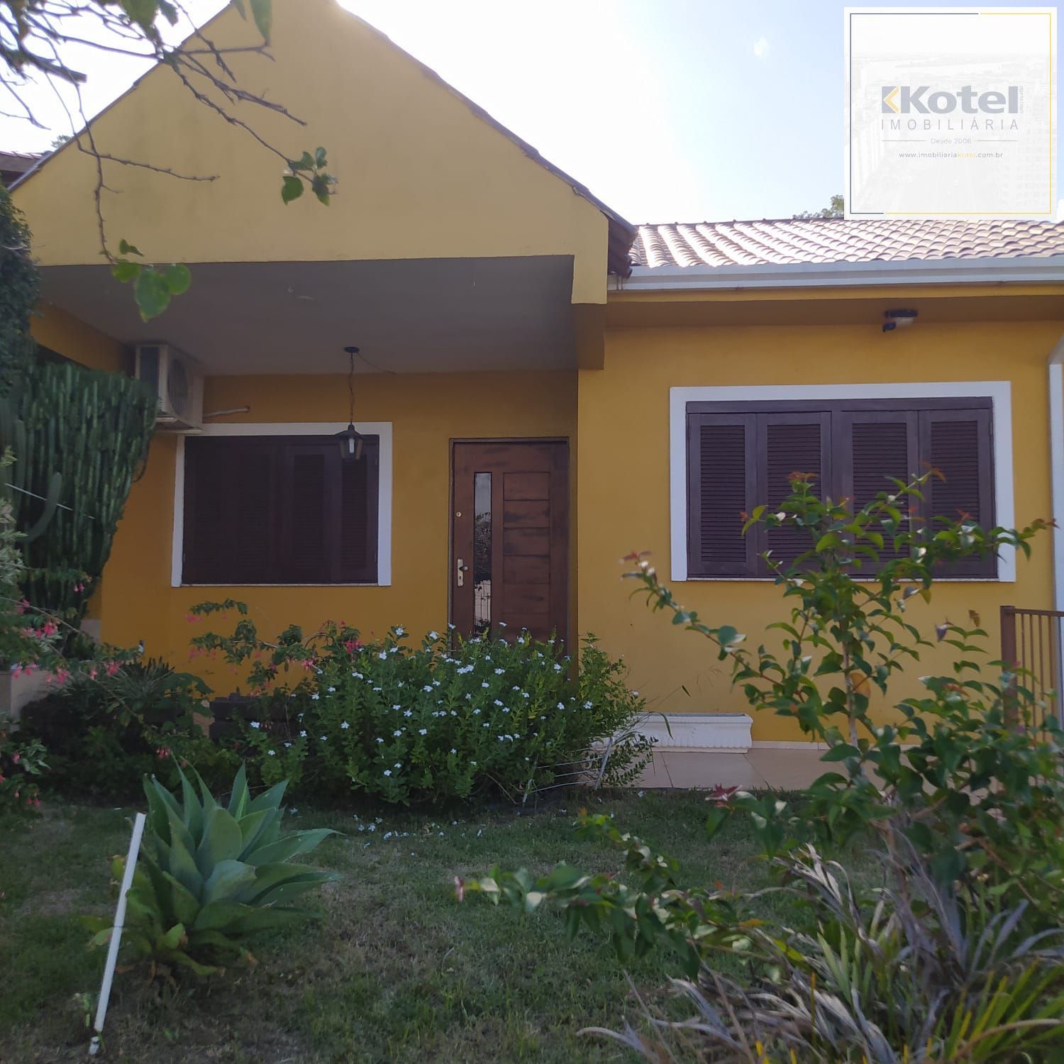 Casa 2 quartos, suíte, cozinha grande, lavanderia, aquecimento a gas, pátio grande