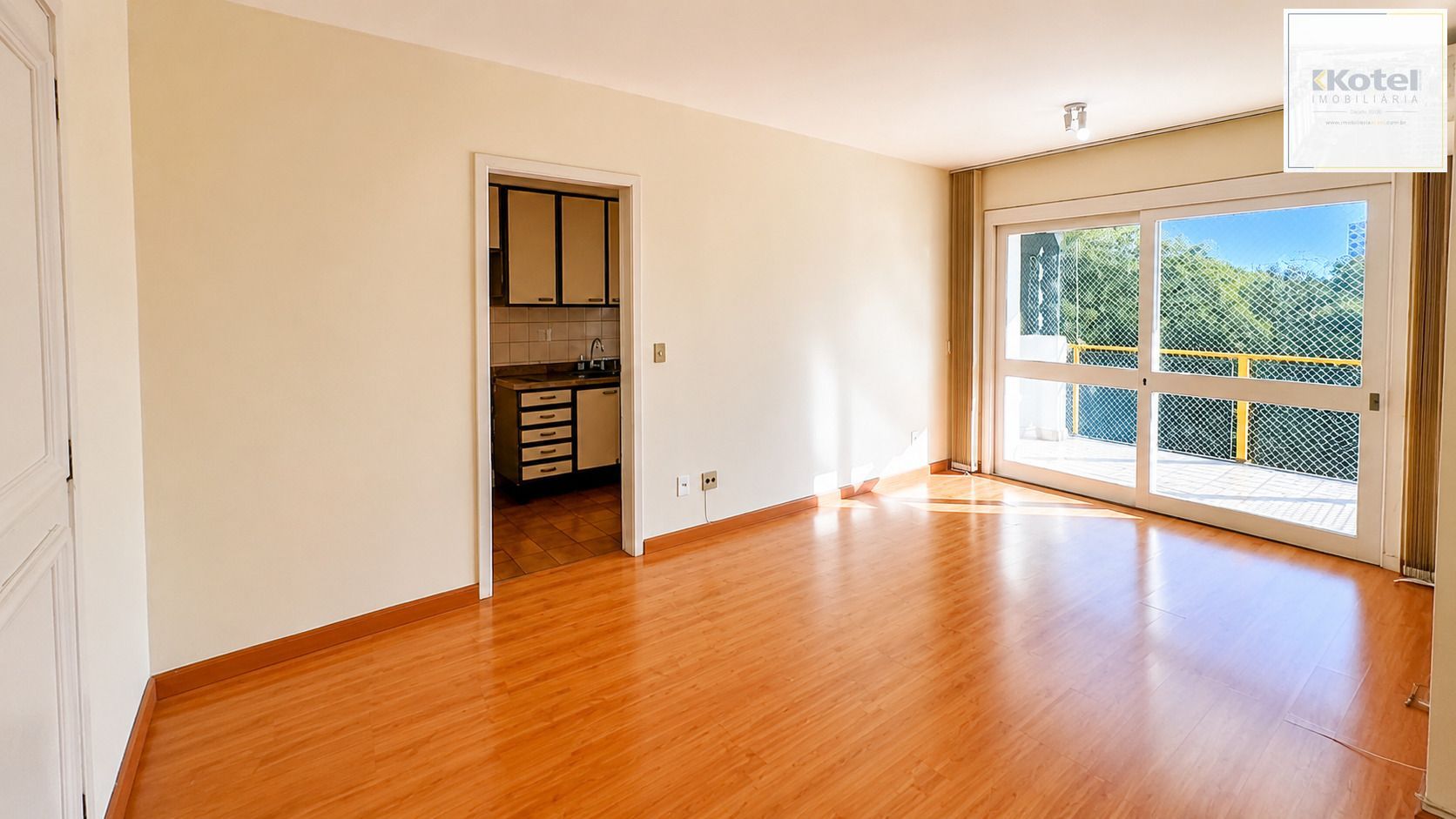 Apartamento 2 Dormitórios, 1 vaga, sacada com churrasqueira à venda-Menino Deus