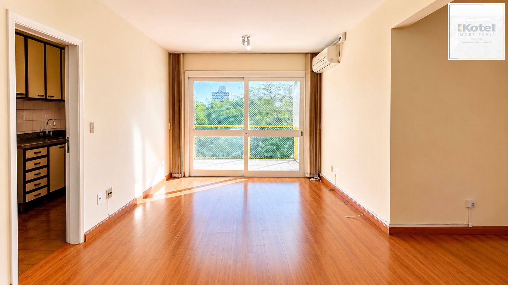 Apartamento 2 Dormitórios, 1 vaga, sacada com churrasqueira à venda-Menino Deus