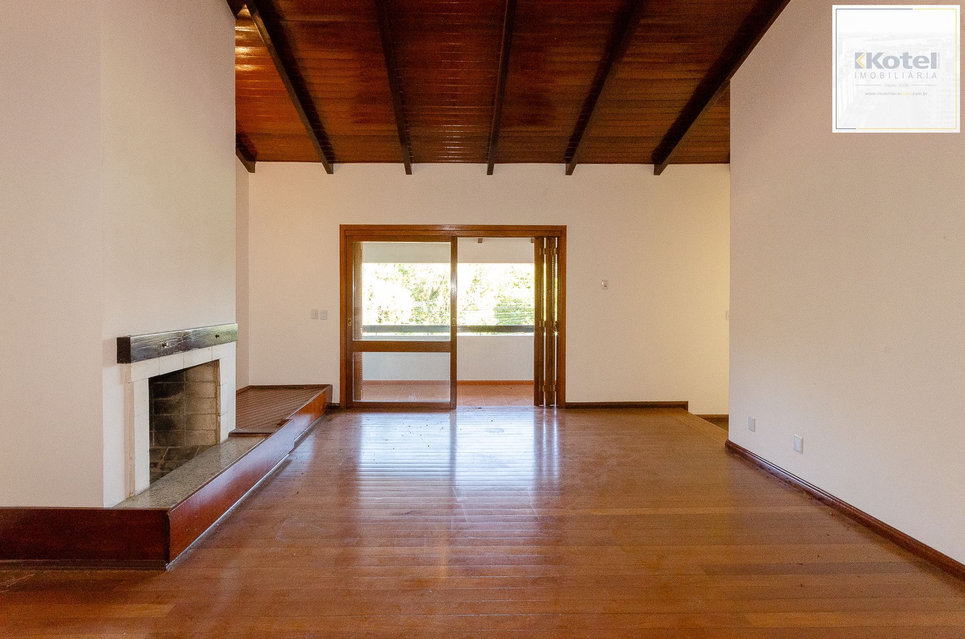Casa Residencial de 4 Quartos à Venda em Porto Alegre, RS