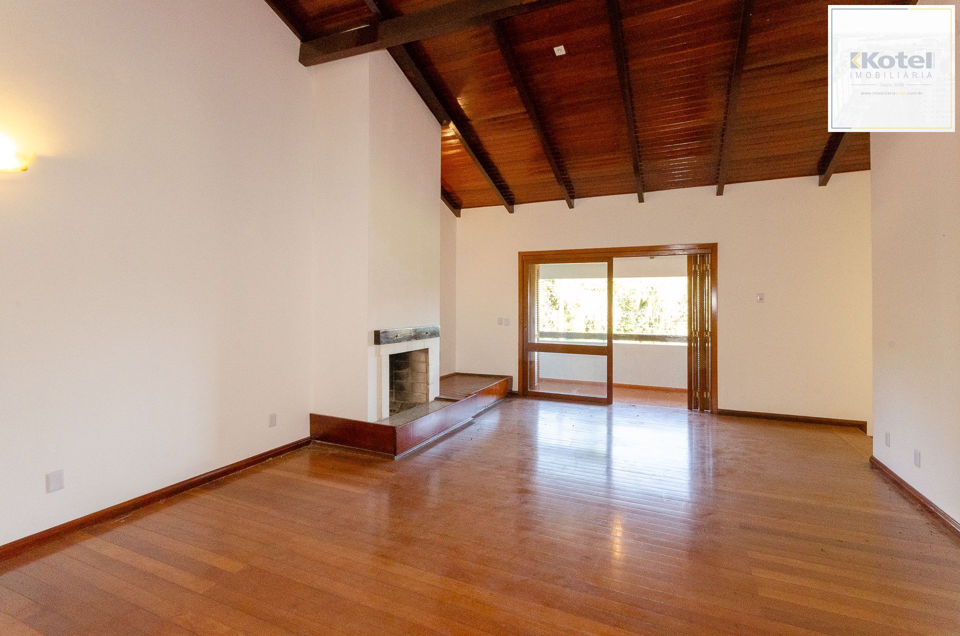 Casa Residencial de 4 Quartos à Venda em Porto Alegre, RS