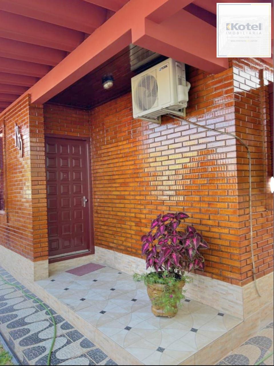 Casa a venda com 3 dormitórios no Centro de Guaíba.