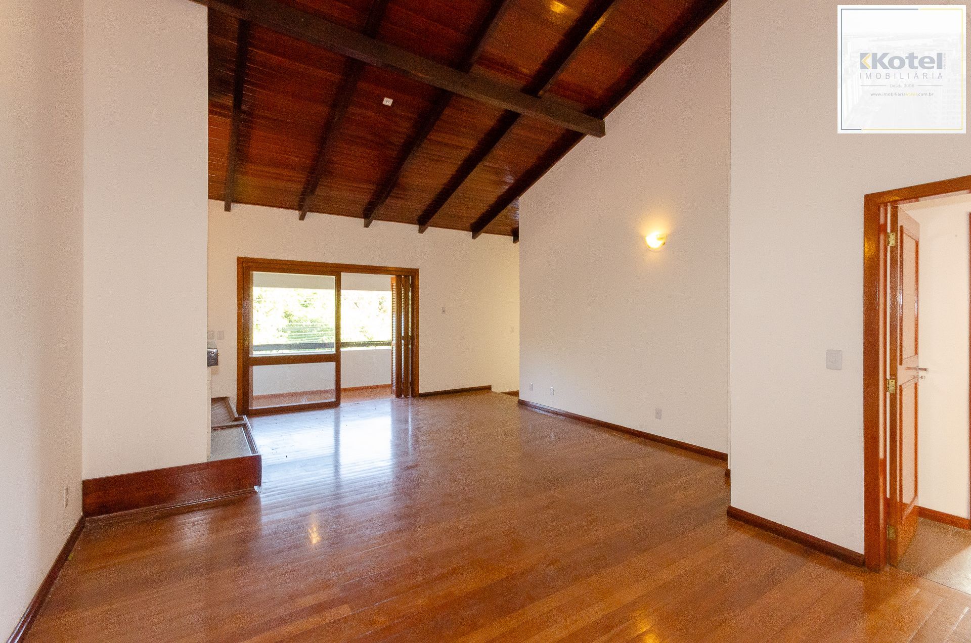 Casa Residencial de 4 Quartos à Venda em Porto Alegre, RS