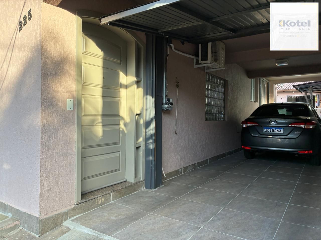 RESIDENCIA NO PARQUE SANTA FÉ RECENTEMENTE REFORMADA COM TRES DORMITORIOS, ESCRITORIO, SALÃO DE FESTAS, PISCINA, CHURRASQUEIRA.