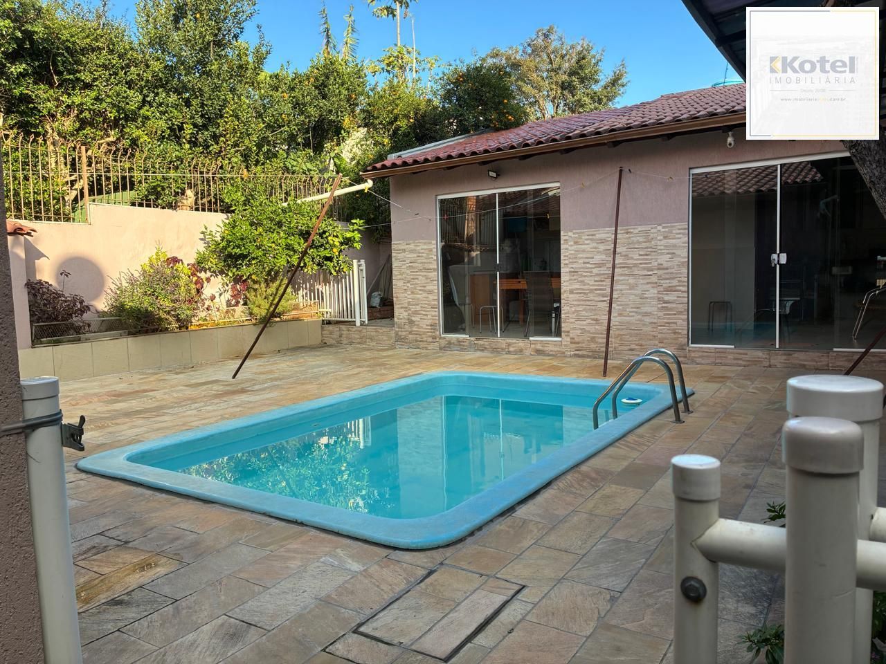 RESIDENCIA NO PARQUE SANTA FÉ RECENTEMENTE REFORMADA COM TRES DORMITORIOS, ESCRITORIO, SALÃO DE FESTAS, PISCINA, CHURRASQUEIRA.