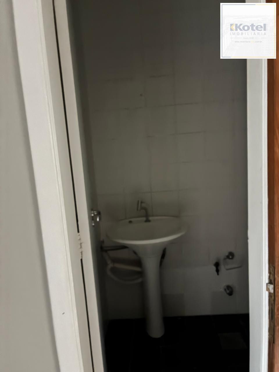 EXCELENTE SALA COMERCIAL, COM TRES AMBIENTES, E MAIS UM LAVABO.