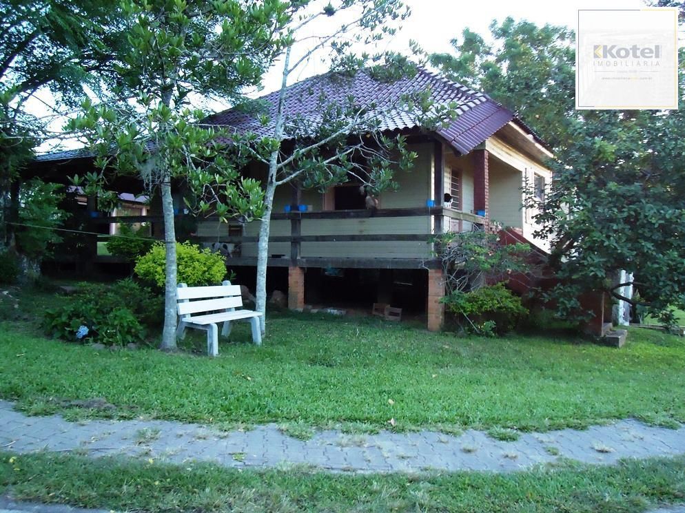 Espetacular Sitio com Tres Casas sendo uma de 500m2 de tijolos a vista e duas de madeira todas com 3 dormitorios garagem para 8 veiculos