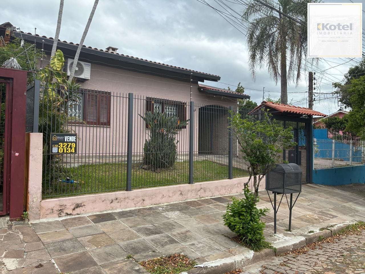 RESIDENCIA NO PARQUE SANTA FÉ RECENTEMENTE REFORMADA COM TRES DORMITORIOS, ESCRITORIO, SALÃO DE FESTAS, PISCINA, CHURRASQUEIRA.