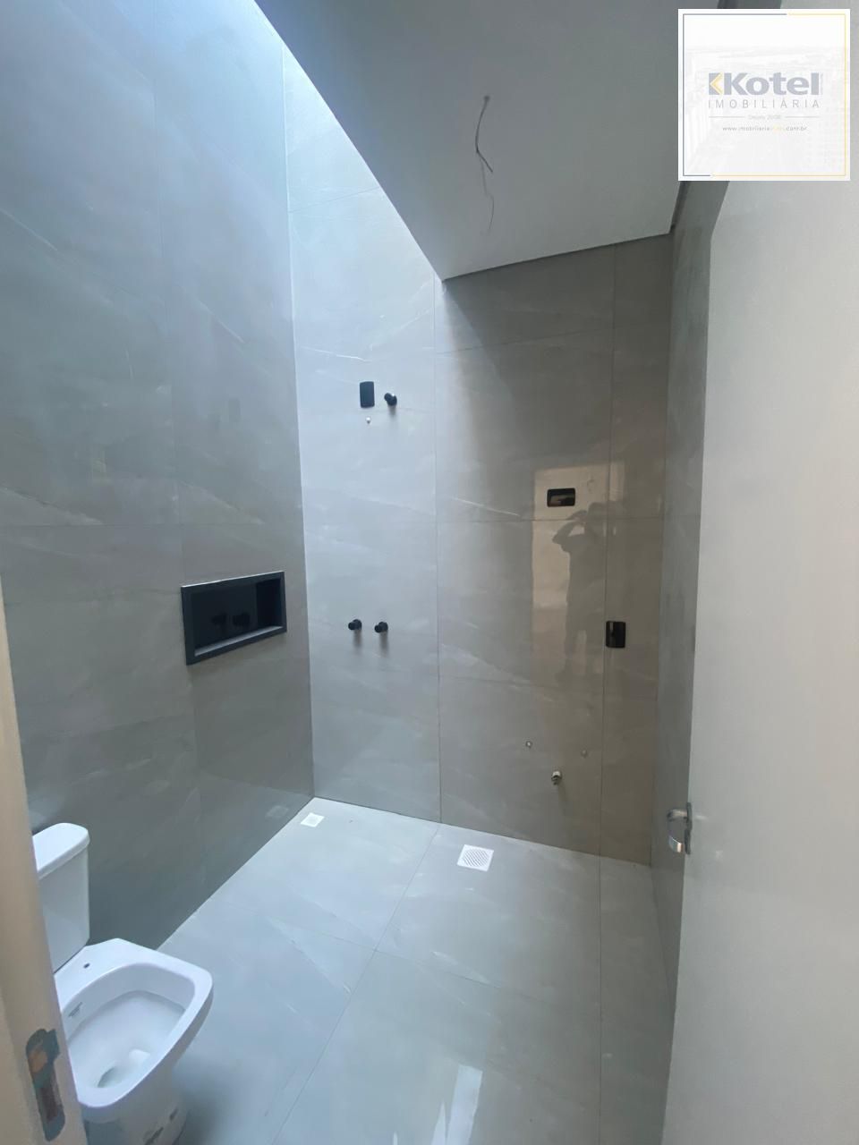 Casa em Condomínio 3 dorm, 151m², sala, cozinha, banheiro, varanda, churrasqueira. — foto 4