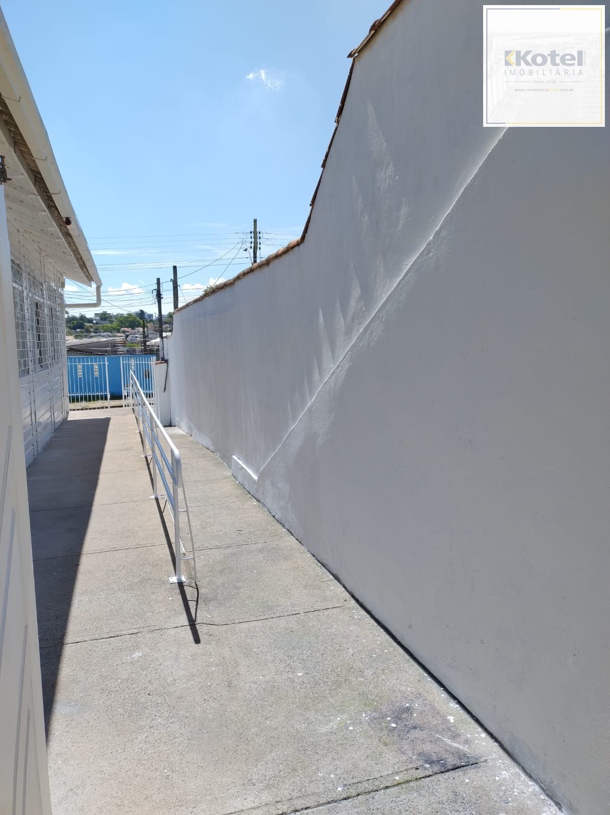Salão Comercial ou Residencial, em ótima localização, com sala auxiliar, 3 banheiros, e pátio. Terreno 10x30. — foto 4