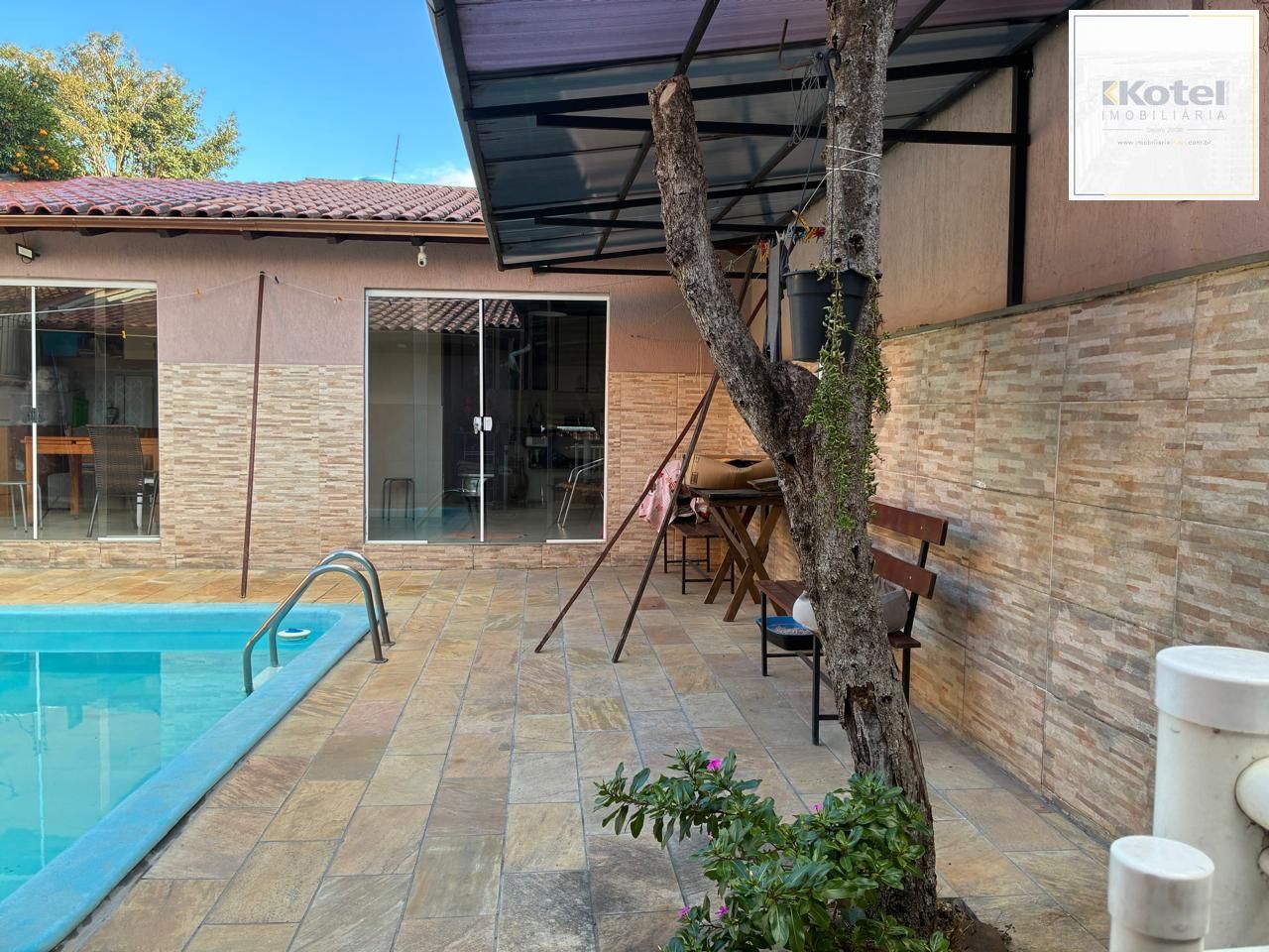 RESIDENCIA NO PARQUE SANTA FÉ RECENTEMENTE REFORMADA COM TRES DORMITORIOS, ESCRITORIO, SALÃO DE FESTAS, PISCINA, CHURRASQUEIRA.