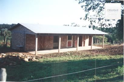 Espetacular Sitio com Tres Casas sendo uma de 500m2 de tijolos a vista e duas de madeira todas com 3 dormitorios garagem para 8 veiculos