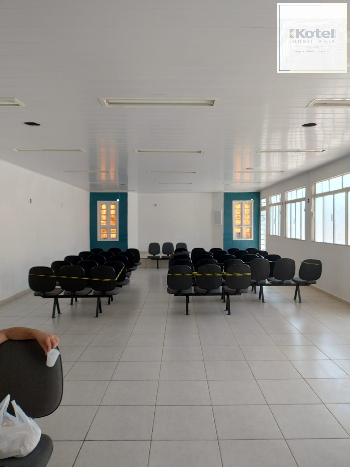 Salão Comercial ou Residencial, em ótima localização, com sala auxiliar, 3 banheiros, e pátio. Terreno 10x30. — foto 3