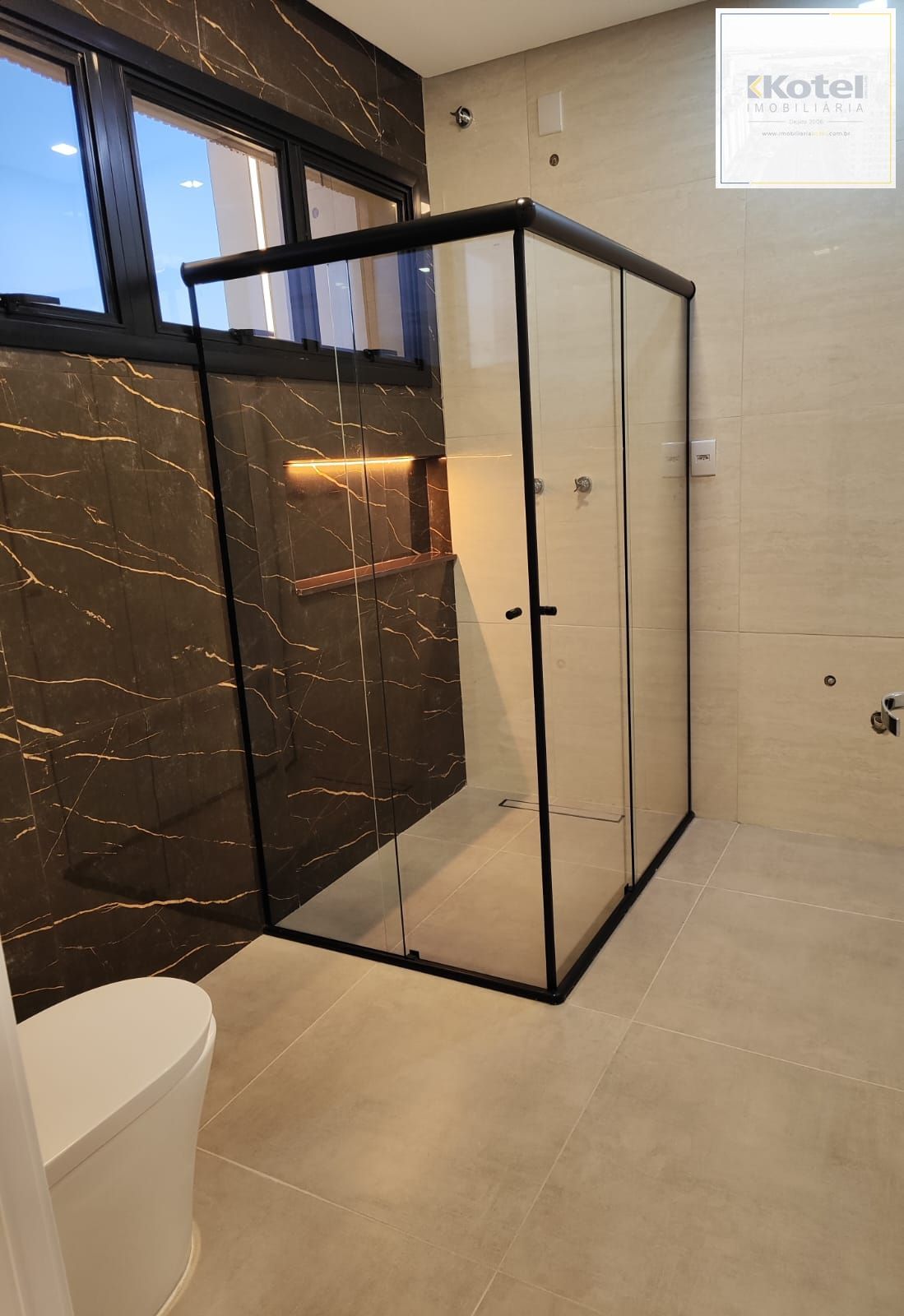 Sobrado 5 dormitórios com suíte e closet em frente à praça – 215 m² – Canoas