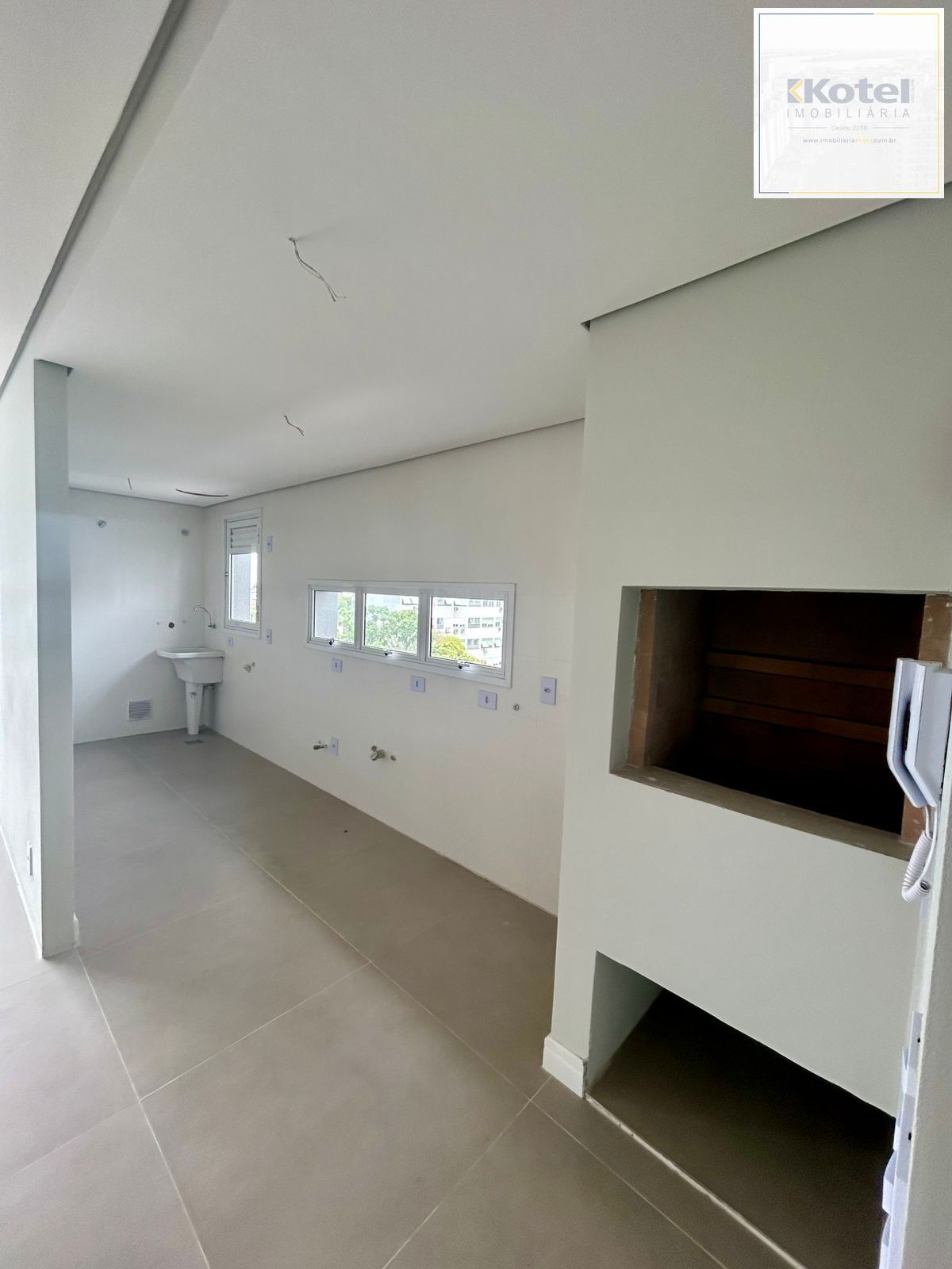 Excelente apartamento de 03 dormitórios, de frente, Bairro Vila Ipiranga, Porto Alegre/RS — foto 2