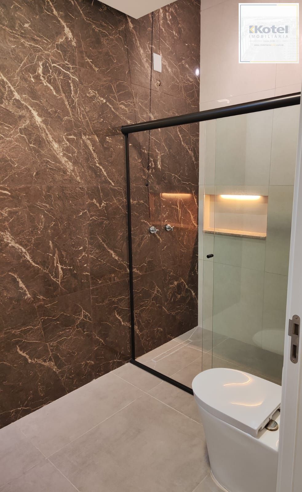 Sobrado 5 dormitórios com suíte e closet em frente à praça – 215 m² – Canoas