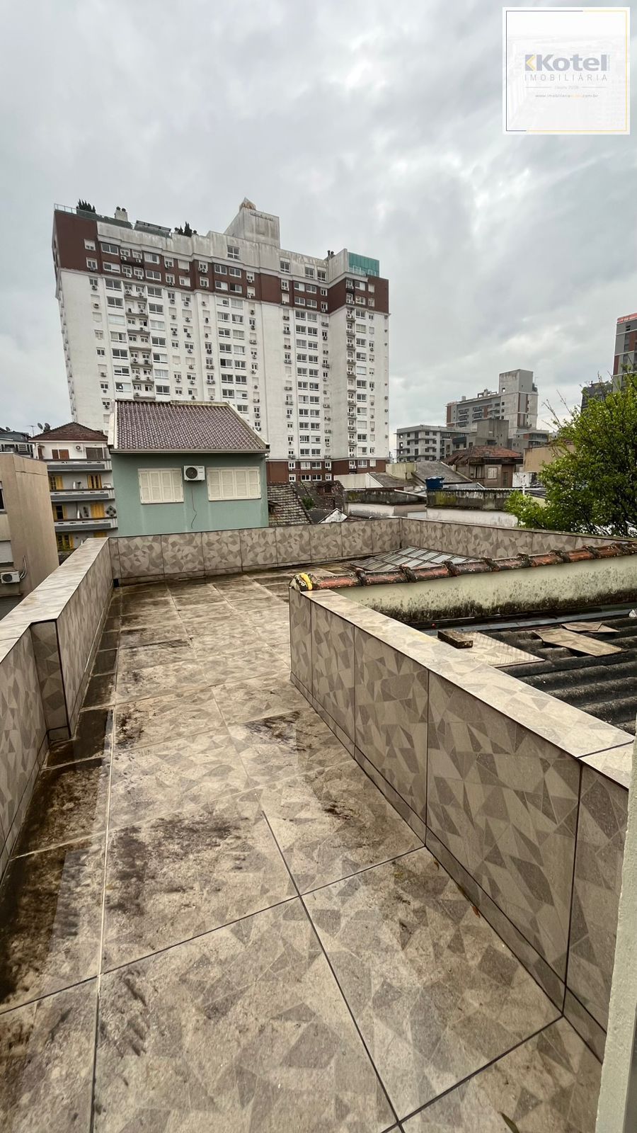 Sobrado Imponente com 4 Andares e 230m² – Garden Privativo e Lareira | R$ 1.480.000