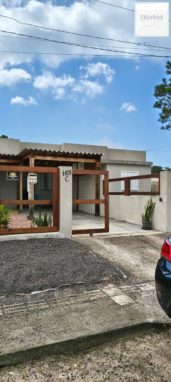 Casa na praia com 2 dormitórios e vaga — aceita troca por apartamento em Porto Alegre