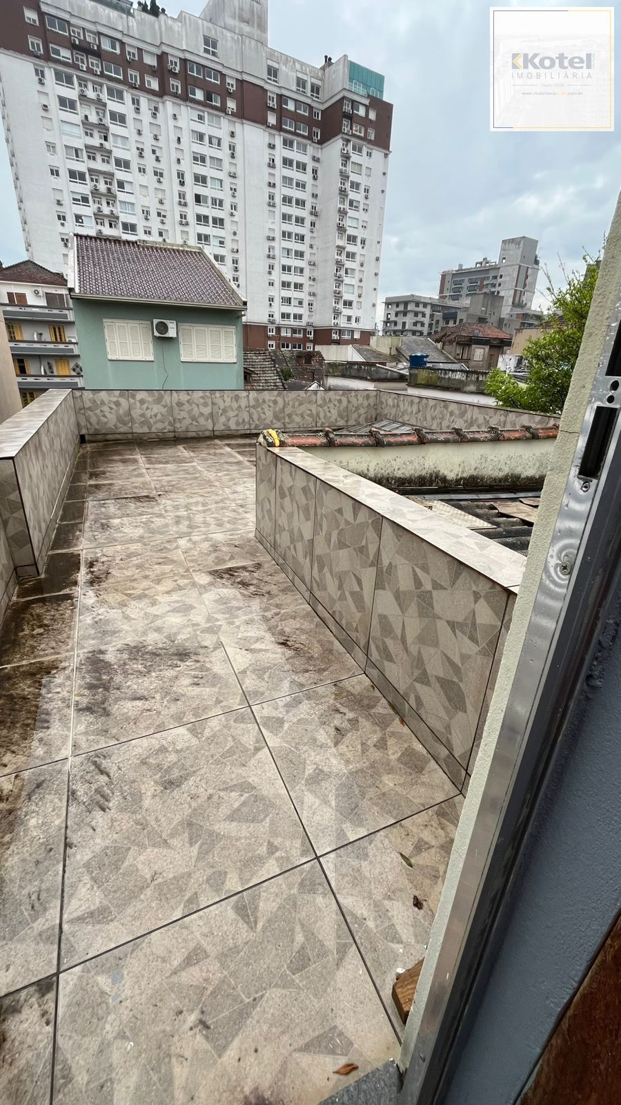Sobrado Imponente com 4 Andares e 230m² – Garden Privativo e Lareira | R$ 1.480.000