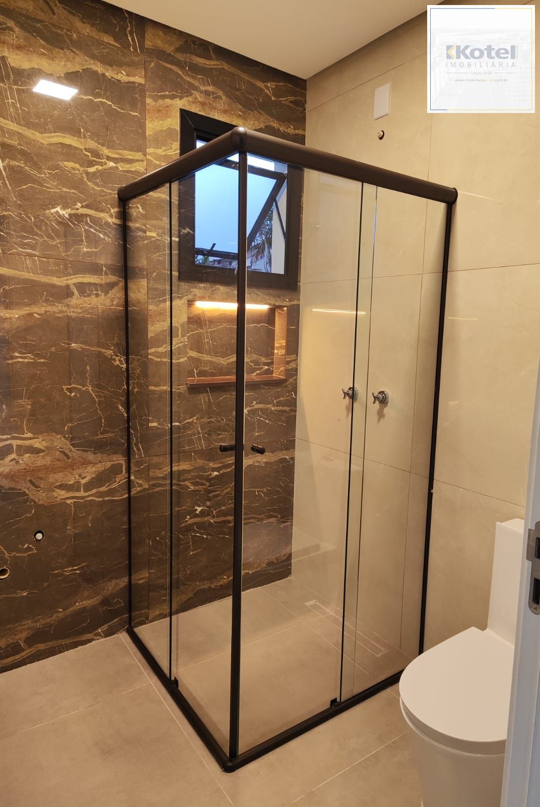 Sobrado 5 dormitórios com suíte e closet em frente à praça – 215 m² – Canoas