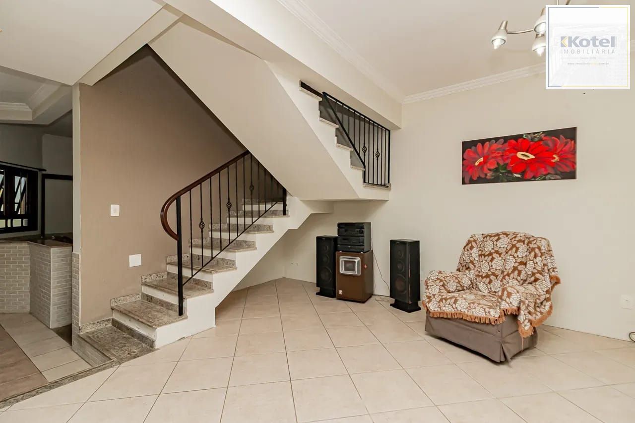 Casa com 4 dormitórios e 2 pavimentos em ótimo estado de conservação . — foto 4