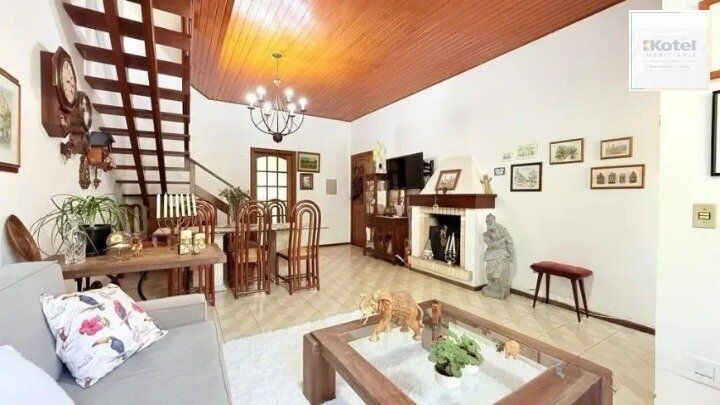 Casa de 4 dormitórios, uma suíte, pátio com piscina nos fundos e espaço para até 3 carros no Chácara das Pedras — foto 4