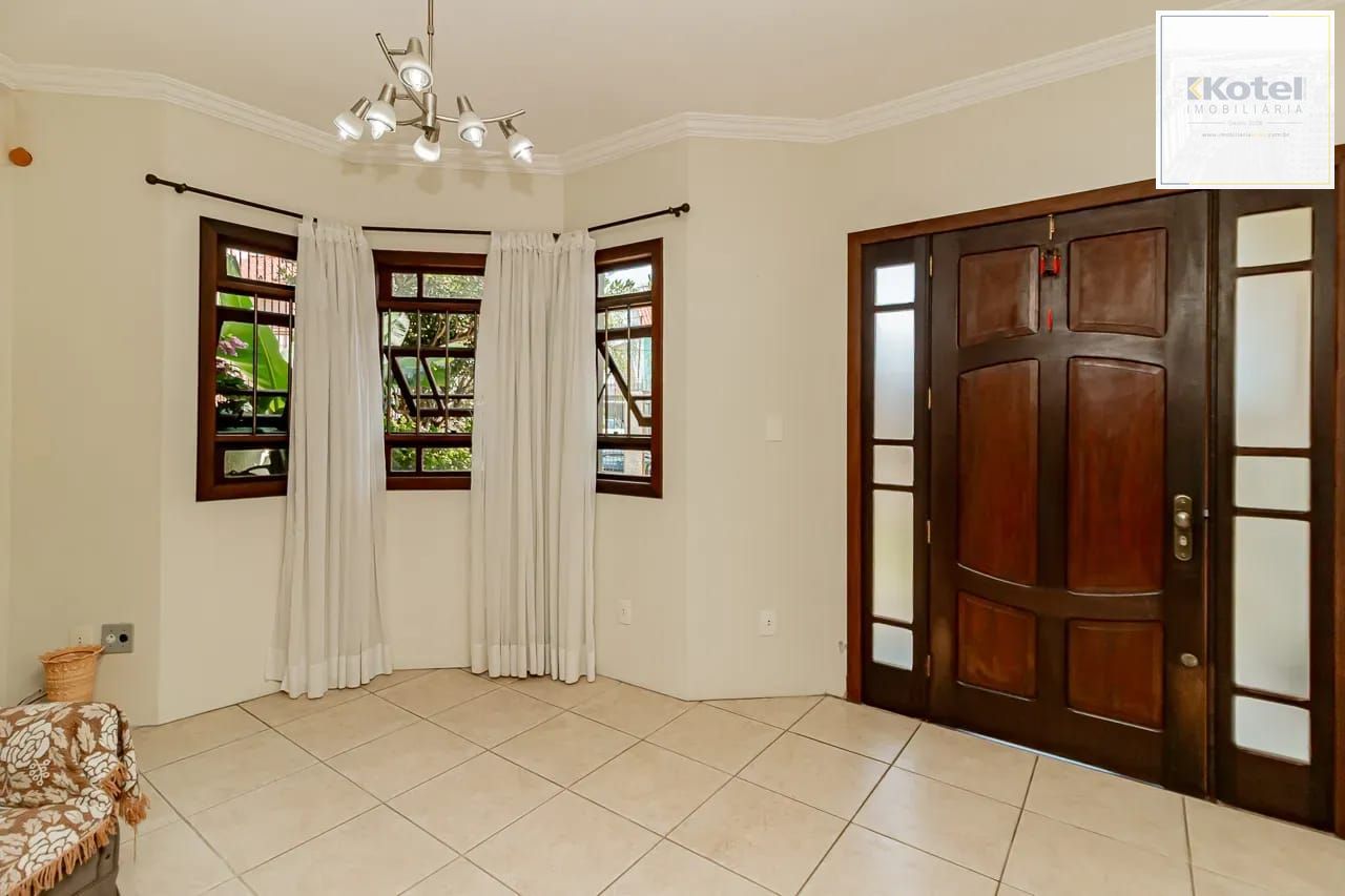 Casa com 4 dormitórios e 2 pavimentos em ótimo estado de conservação . — foto 3
