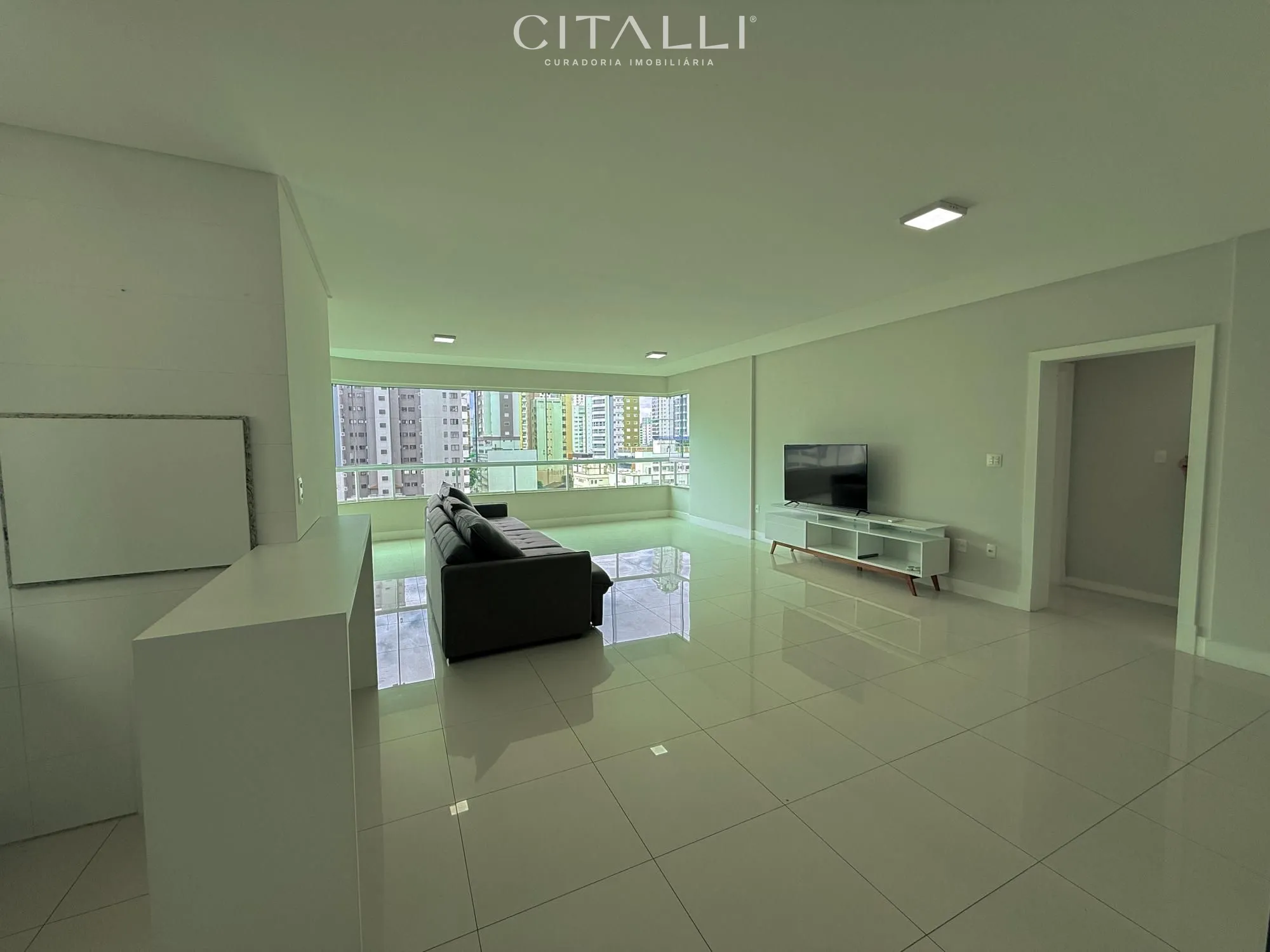 Apartamento no centro de Balneário Camboriú com 3 suítes e  3 vagas de garagem - Foto 4