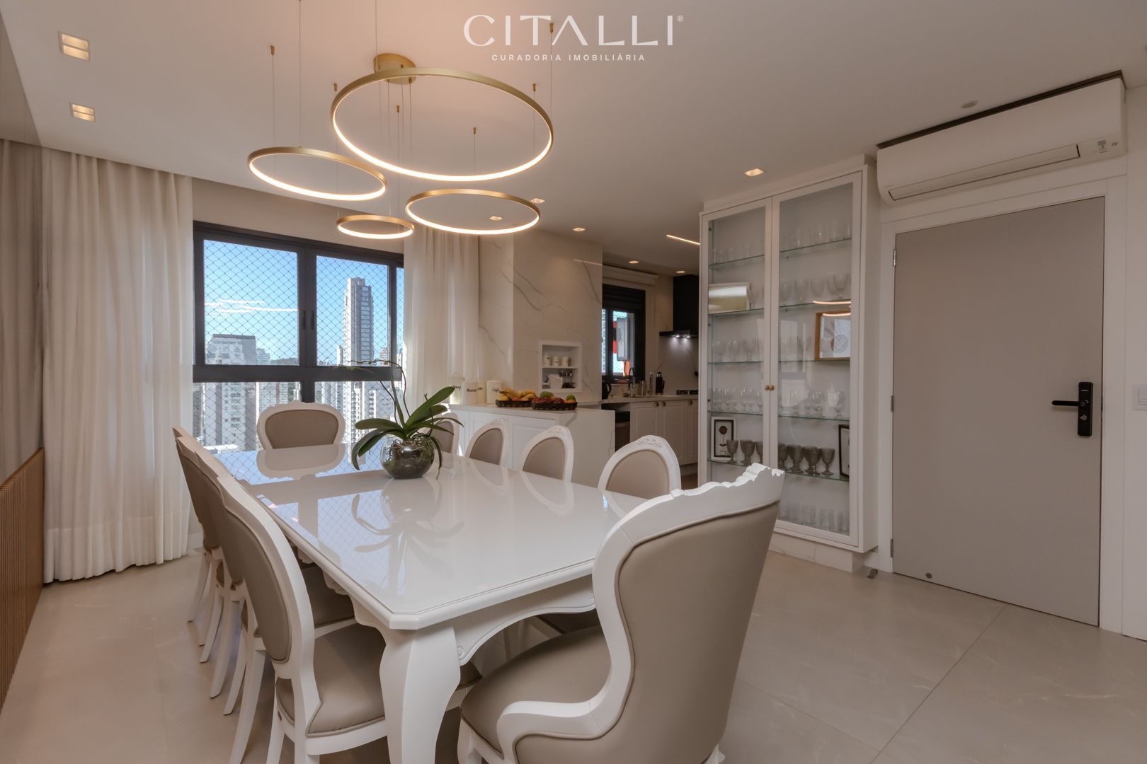 Apartamento mobiliado com vista para o mar, living integrado, 04 suítes e 03 vagas de garagem à venda no Centro Norte de Balneário Camboriú/SC. - Foto 5