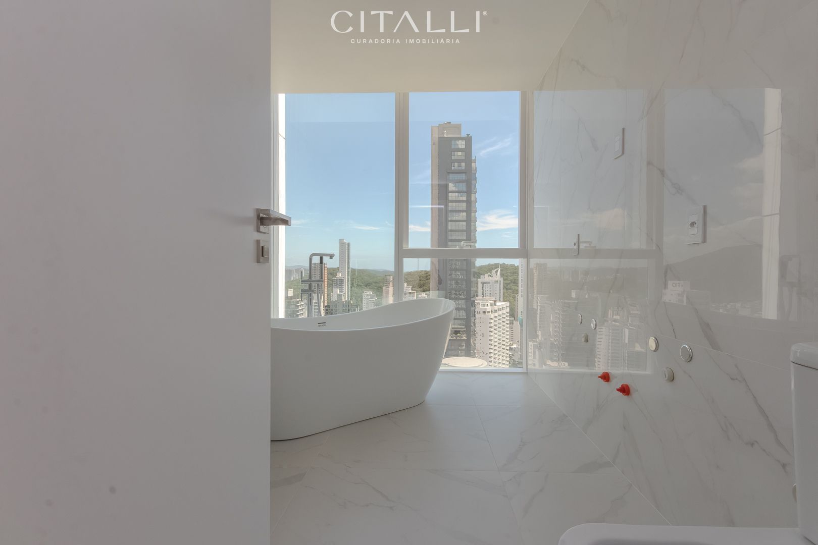 Apartamento no Edifício Boreal Tower na Av. Atlântica de Balneário Camboriú com 04 Suítes. - Foto 5