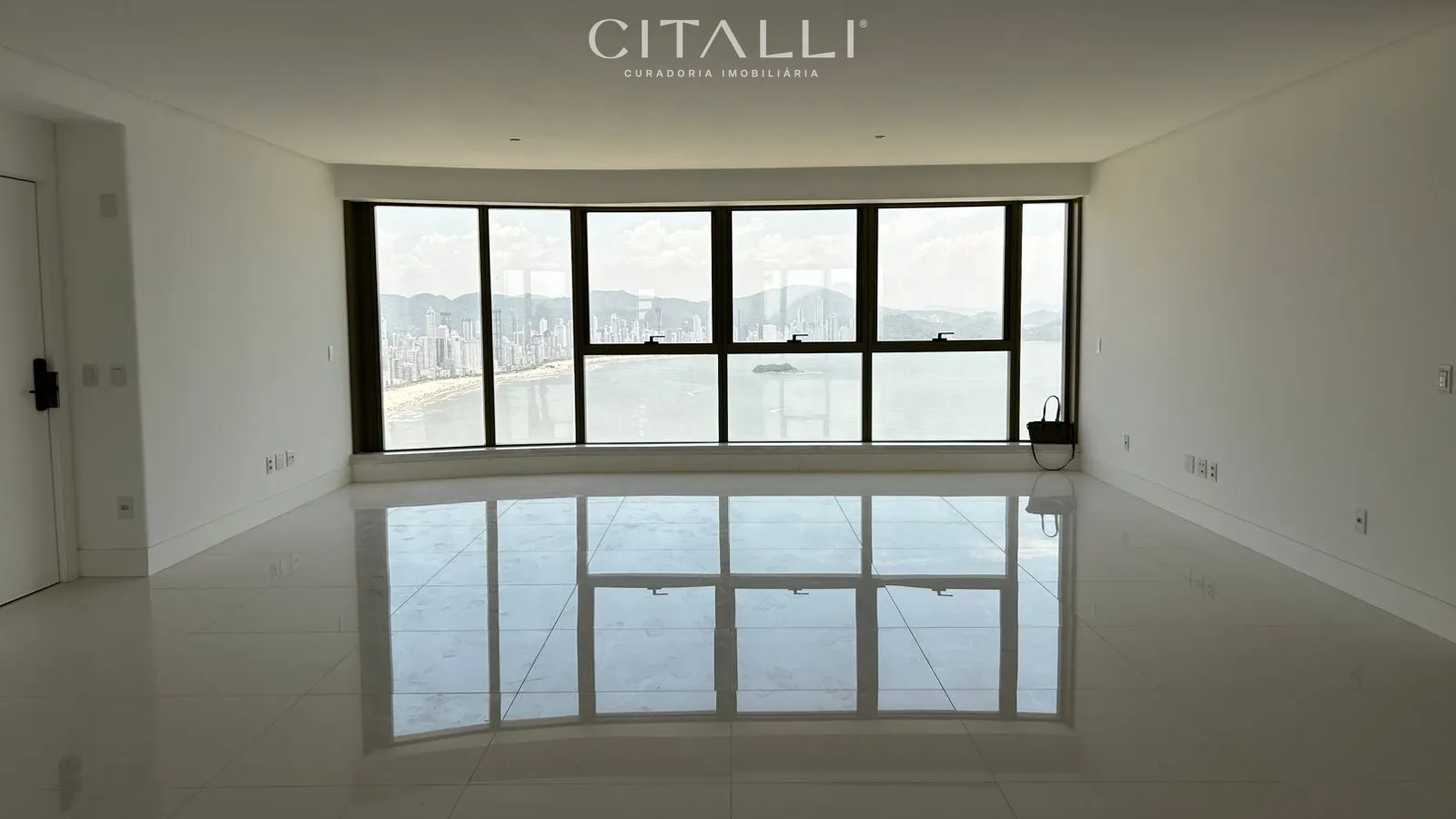 Apartamento mobiliado no Edifício Yachthouse em Balneário Camboriú com 261 m² - Foto 1