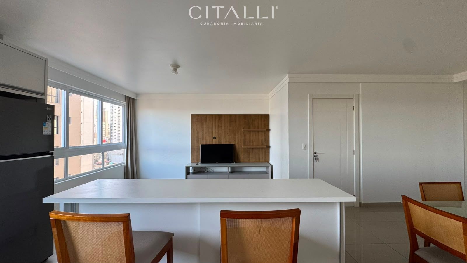 Apartamento Semimobiliado no Cento de Balneário Camboriú com 03 dormitórios. - Foto 2