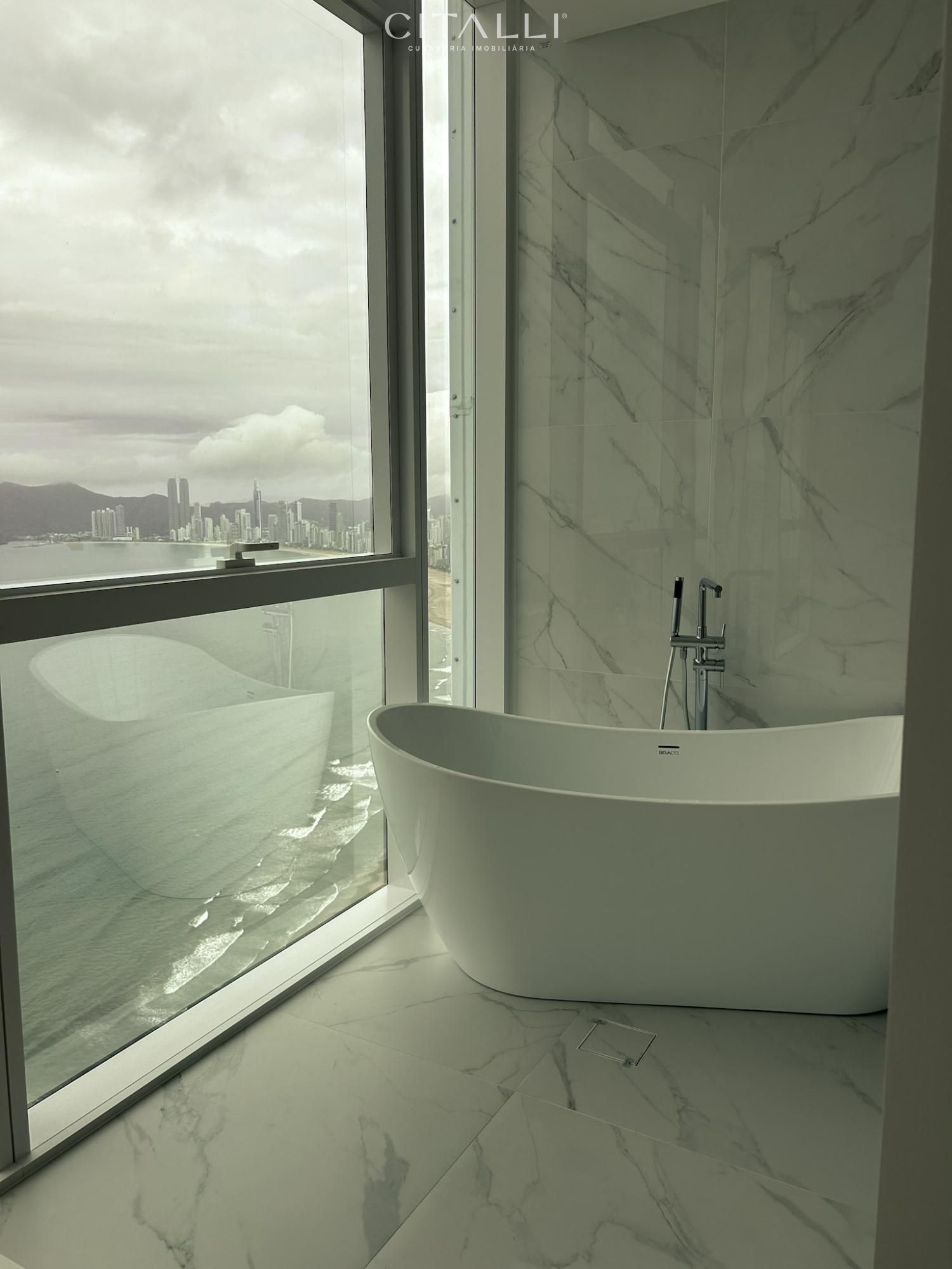 Apartamento Master Frente Mar com Piscina Privativa Andar Alto - Foto 2