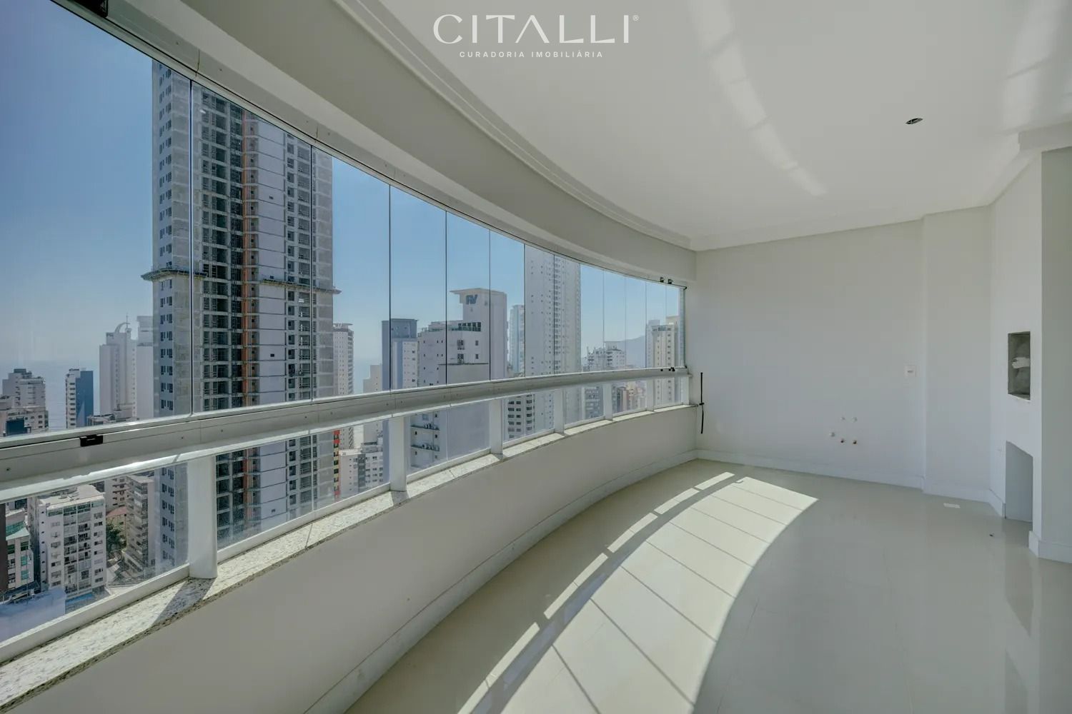 Apartamento com 03 suítes  no Edifício Porto da Barra em Balneário Camboriú - Foto 1