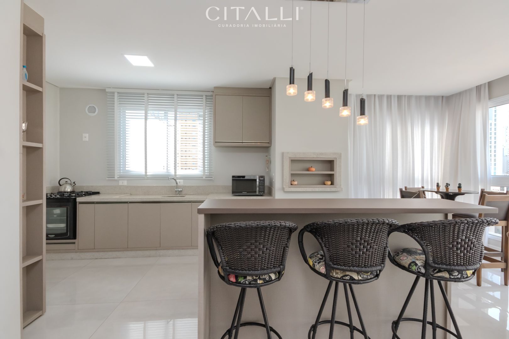 Apartamento mobiliado com 03 suítes no edifício Biarritz no centro de Balneário Camboriú. - Foto 2