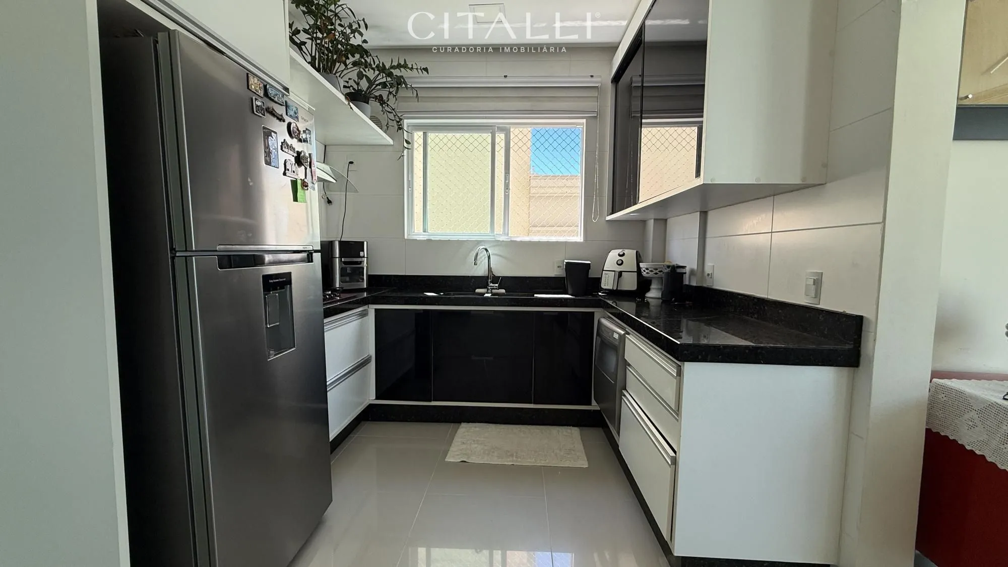 Apartamento 4 suítes mobiliado na quadra do mar em Meia Praia - Foto 3