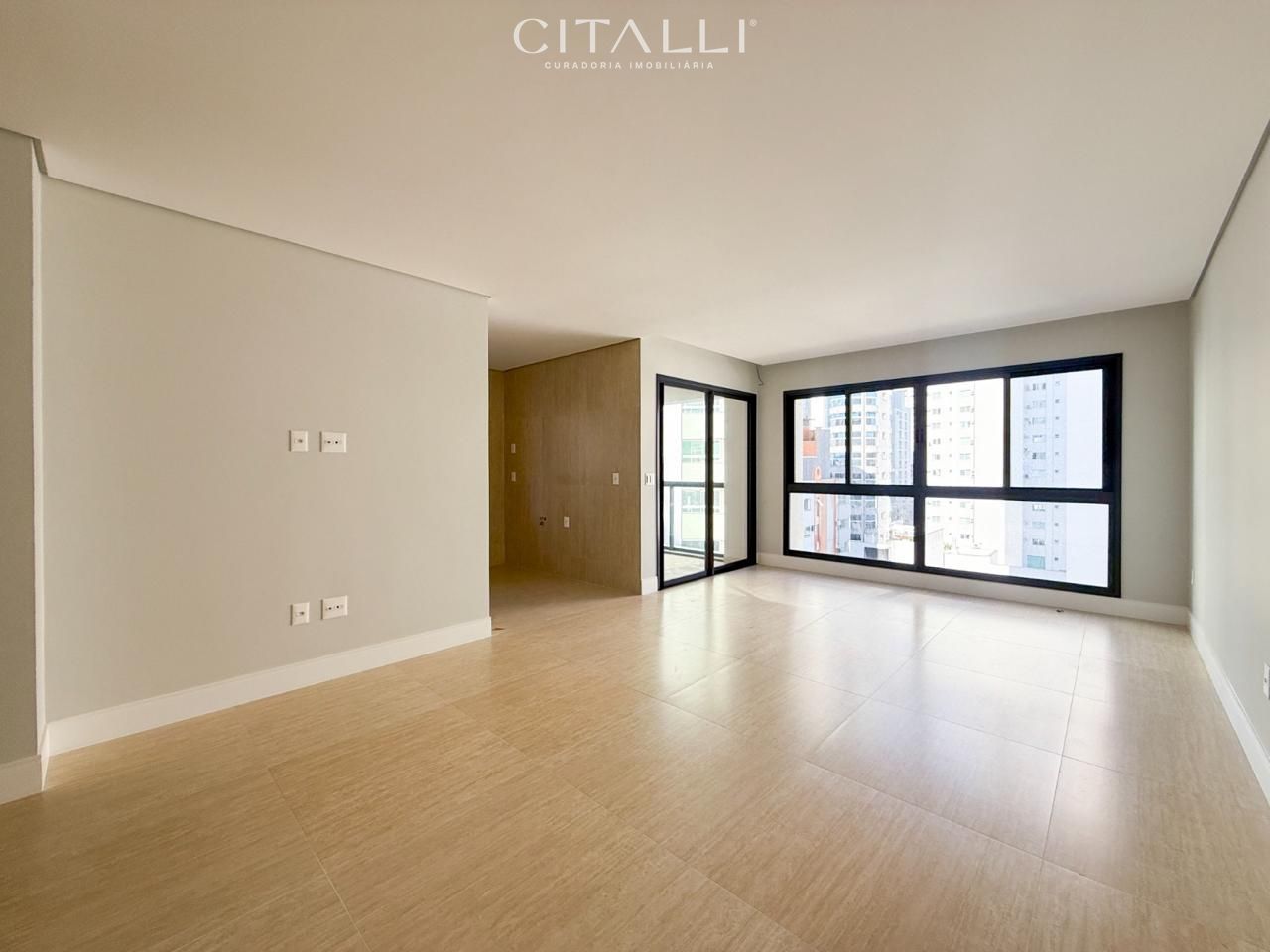 Apartamento no Edifício Hannover no Centro de Balneário Camboriú com 3 suítes - Foto 1