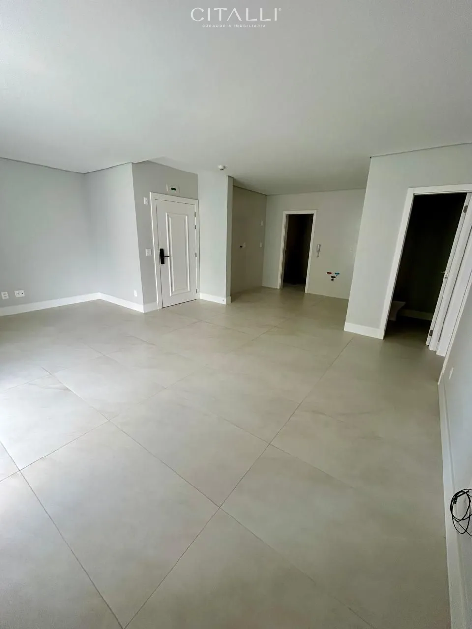 APARTAMENTO COM SACADA E CHURRASQUEIRA A CARVÃO COM 4 DORMITÓRIOS - Foto 3