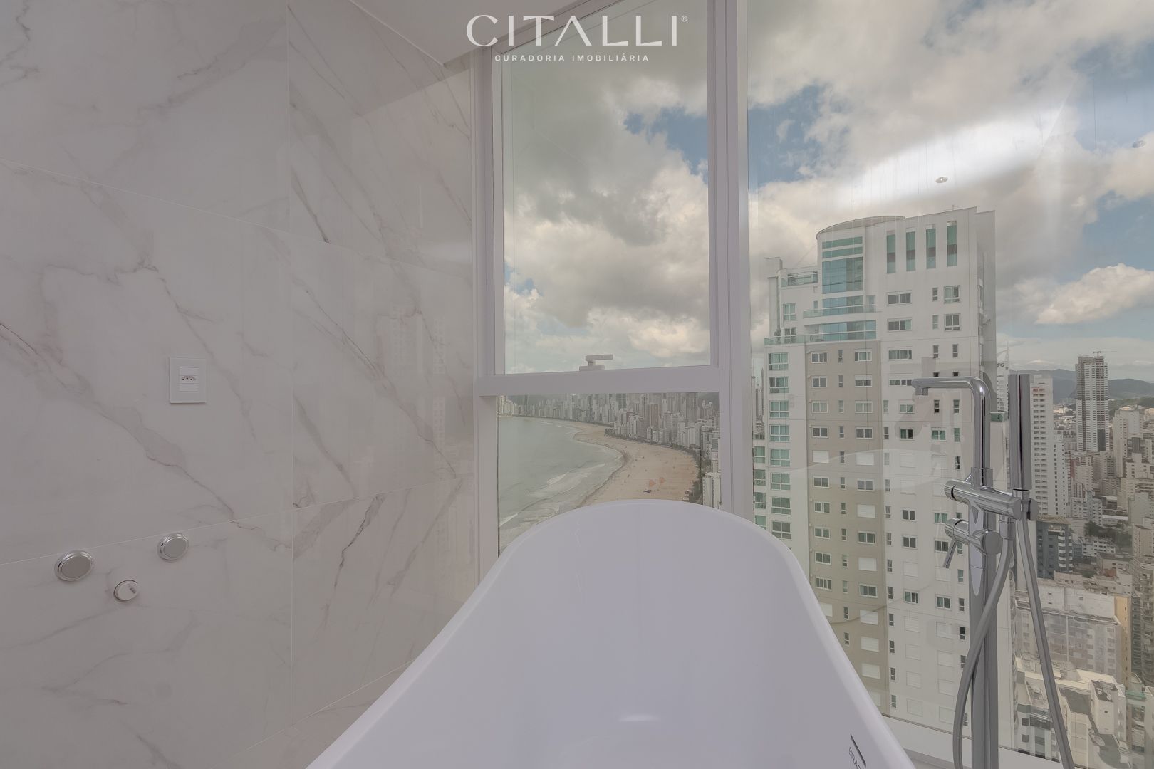 Apartamento no Edifício Boreal Tower na Av. Atlântica de Balneário Camboriú com 04 Suítes. - Foto 4